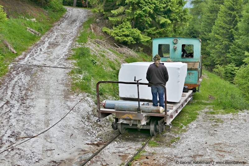 Der Zug fährt auf der Bergstrecke der Laaser Marmorbahn von der Seilbahn zum Schrägaufzug.