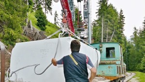 Abladen der Marmorblöcke auf einen Zug der Bergstrecke