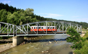 Der Malaxatriebwagen Nummer 906 auf der Brücke. Nebenbahn-Romantik in Rumänien