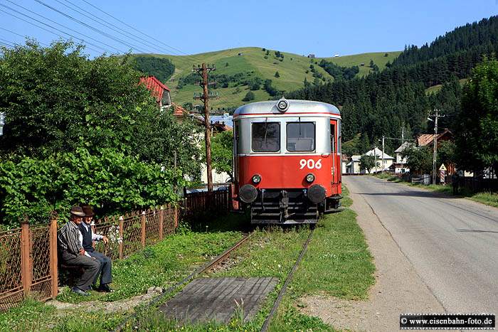 Im letzten Stück führt die Strecke zwischen vorgärten und der Straße entlang. Nebenbahn-Romantik in Rumänien