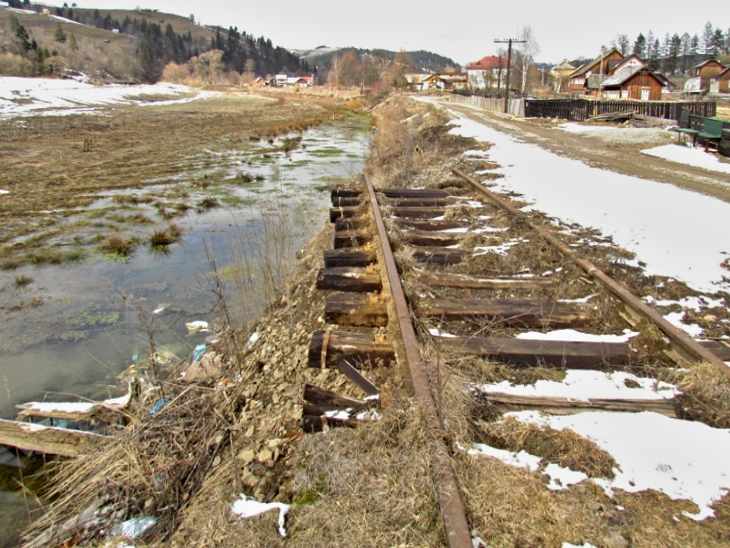 Am Kilometer 19 zertörte 2013 ein Hochwasser die Strecke Foto:Vlad - keine Nebenbahn-Romantik in Rumänien mehr