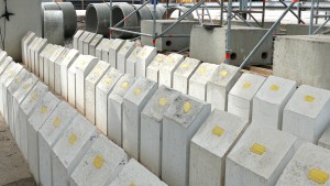 Muster aus verschiedenen Beton-Mischungen für die Stuttgart 21 Kelchstütze