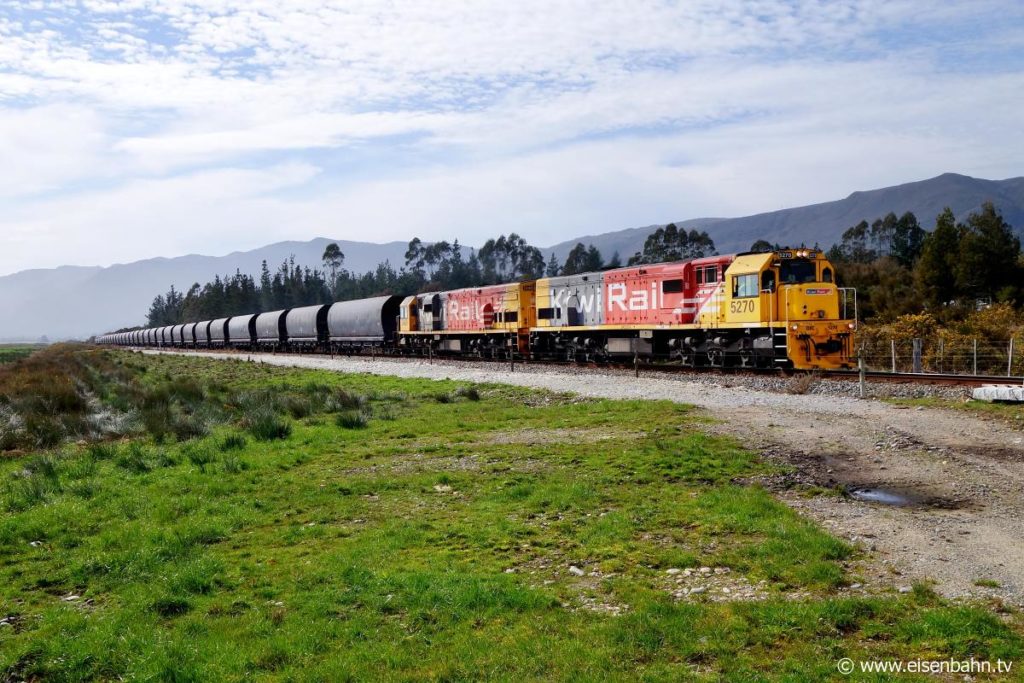 Kohlezug der KiwiRail Neuseeland zwischen Ngakawau und Westport