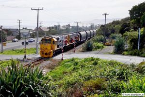 Der Kohlezug der KiwiRail folgt auf seiner Strecke nach Westport dem Küstenverlauf gen Süden.