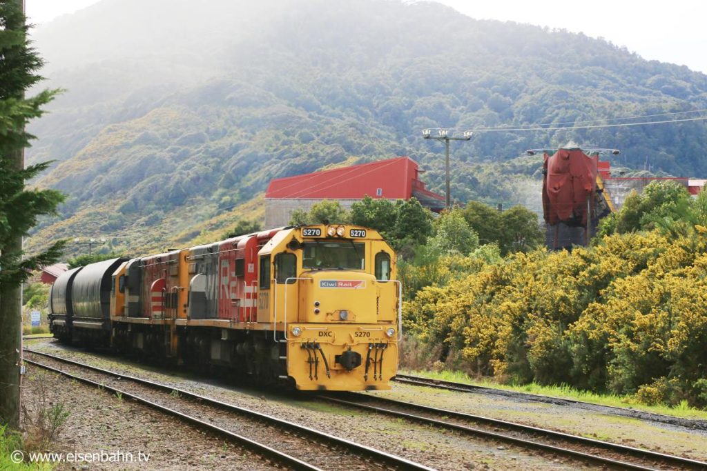 Die Verladeanlage der Stockton-Mine in Ngakawau mit einem Zug der KiwiRail