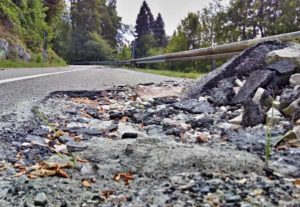 Ein Hangrutsch hat die Strasse unpassierbar gemacht