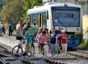 Andrang am Bahnhof Welzheim