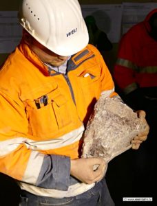 Ingenieur hält Stein mit anhydrit Tunnelbau im Anhydrit Canstatter Tunnel Stuttgart 21