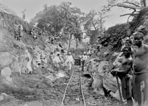 Erdarbeiten vor und in Ndunge, Kamerun Nordbahn 1910.