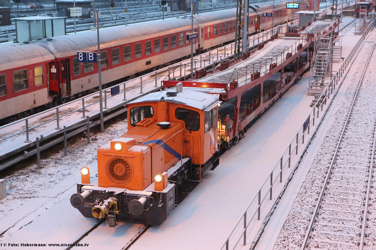 Autozug Berlin Ankunft im Terminal Wannsee - ganze vier Autos (auf dem "Unterdeck") haben sich am  6. Dezember 2012 mit der Bahn durch den Schnee befördern lassen.