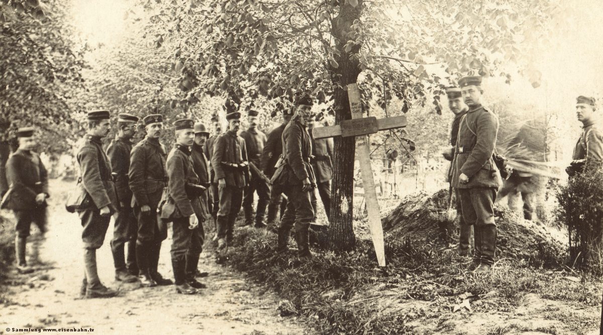 Grab eines Kameraden auf dem Friedhof von Peronne Beerdigung