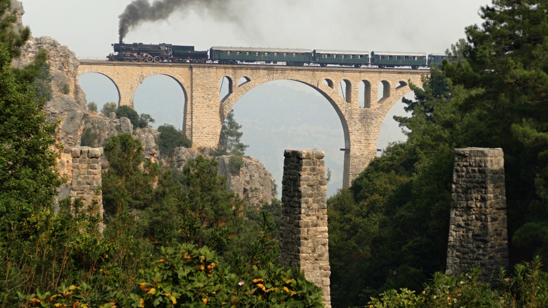 Dampfzug auf dem Varda-Viadukt in der Türkei