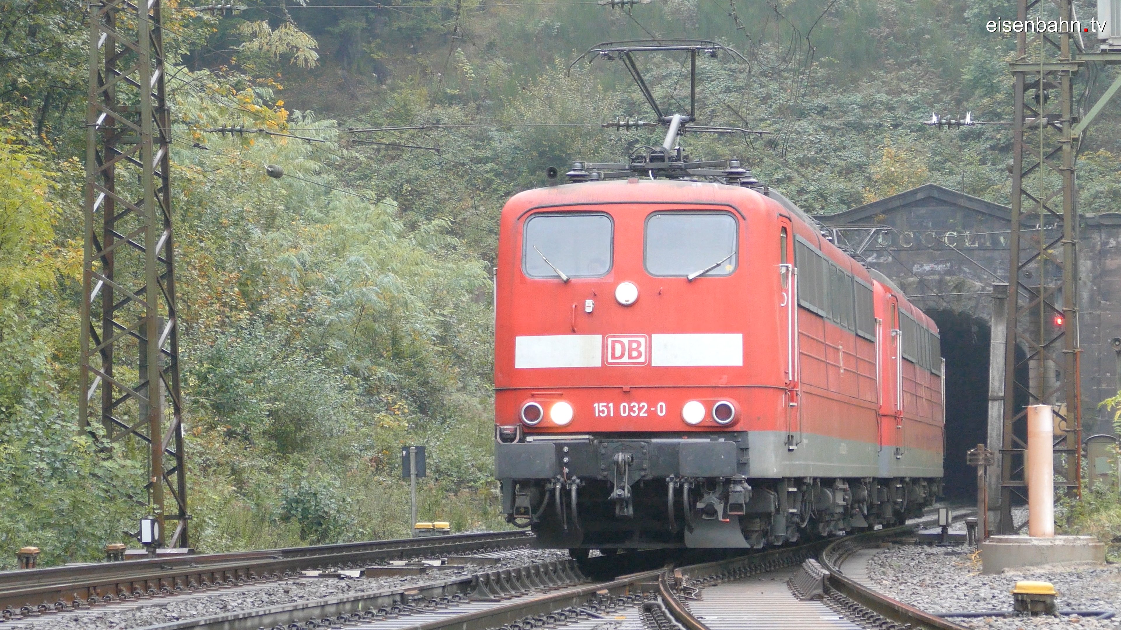 Güterzug mit Schublokomotiven auf der Spessartrampe am Schwarzkopftunnel