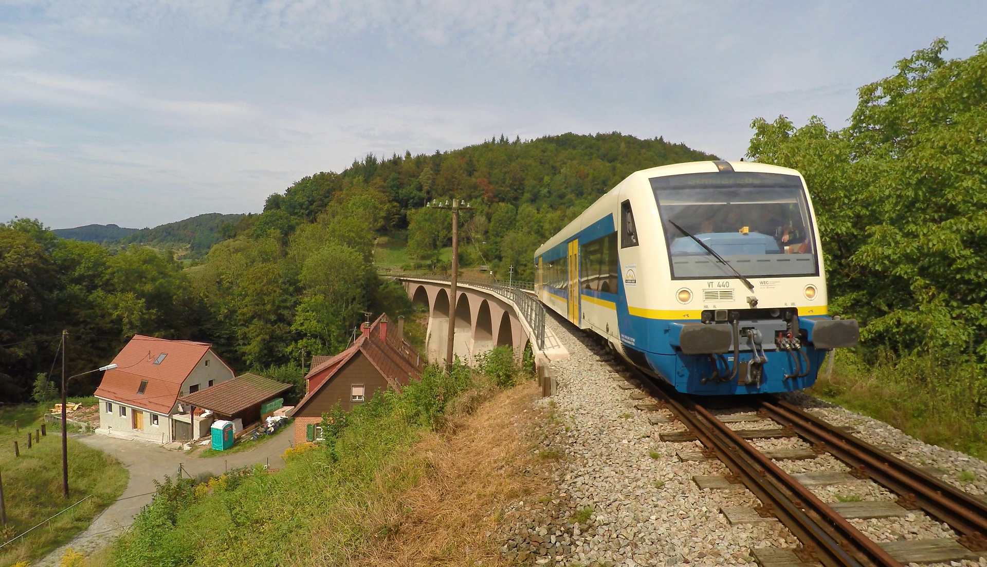 Der Eröffnungzug fährt auf dem Steinbachviadukt in Richtung Welzheim.