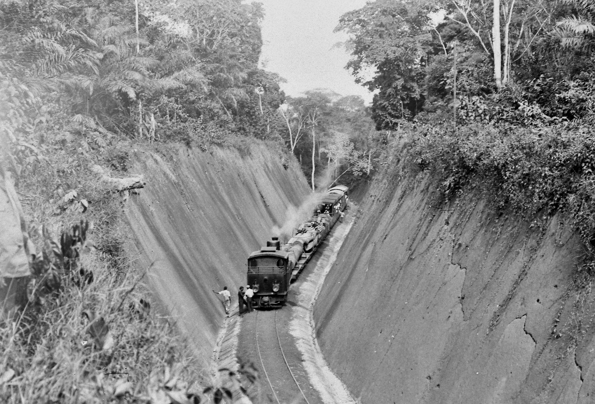 Erdarbeiten vor und in Ndunge, Kamerun Nordbahn 1910.