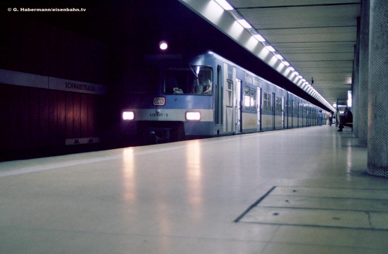 Münchner S-Bahn-Triebzug 420 685-0 im Bahnhof Stuttgart-Schwabstraße