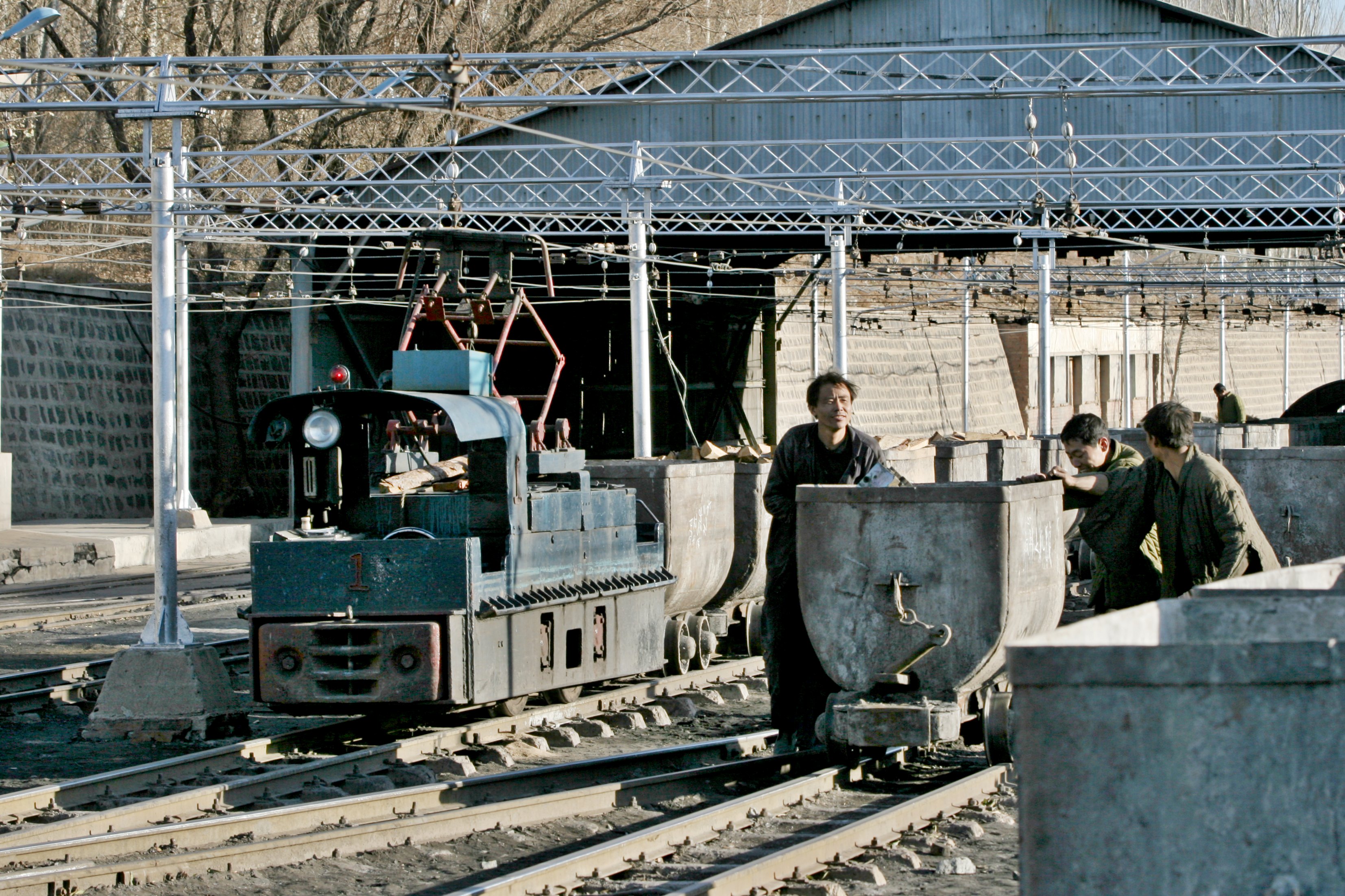 Schmalspurige Bergwerksbahn in Fengshuigouzhen in China