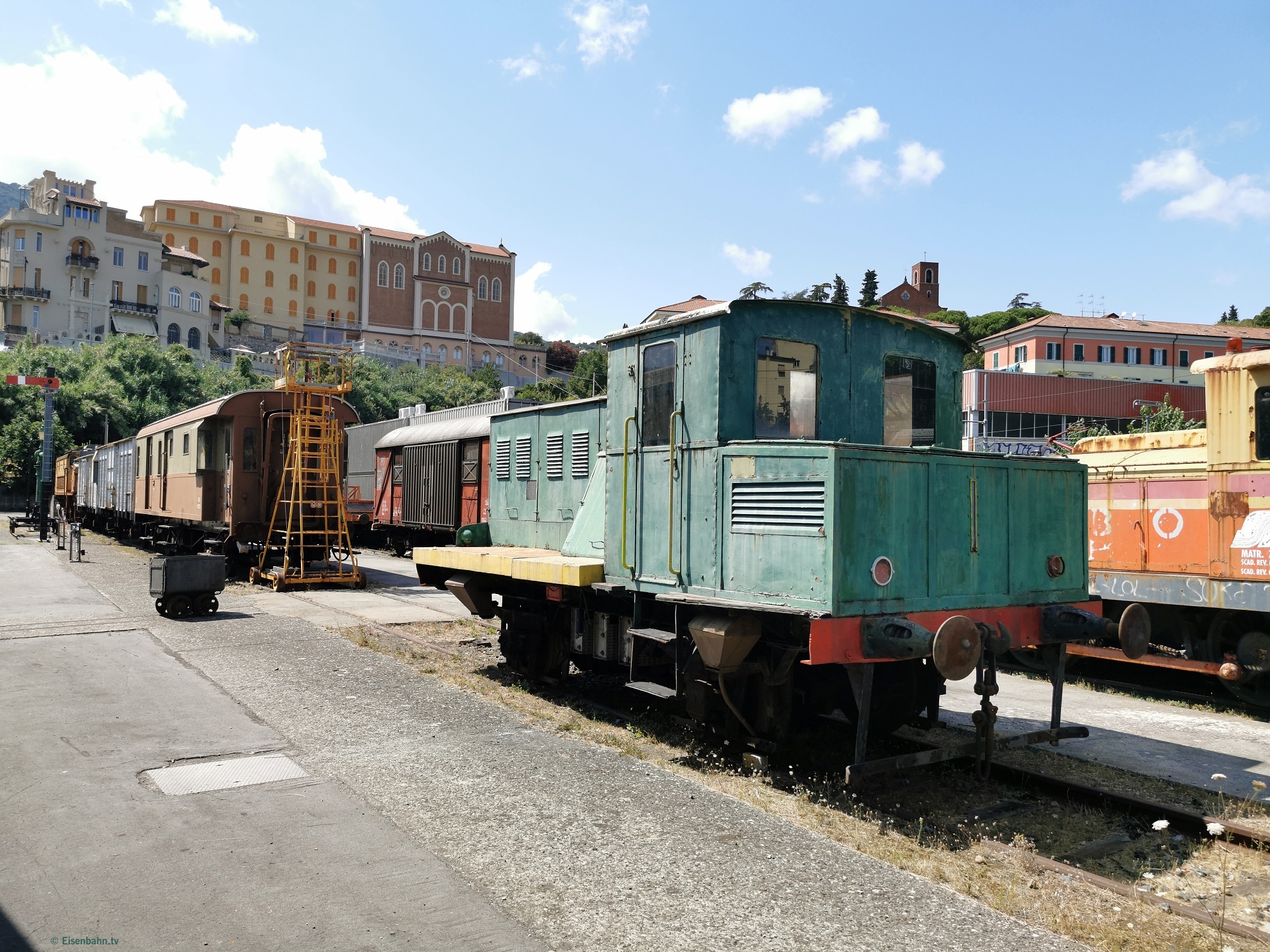 Tecnomasio Italiano Brown Boveri, Mailand, Baujahr 1937. Die ungewöhnliche Diesellokomotive im Freigelände ist bis heute nur teilweise dokumentiert. Hersteller und Baujahr sind bekannt, Typbezeichnung und frühere Einsatzgeschichte bleiben dagegen unklar.
