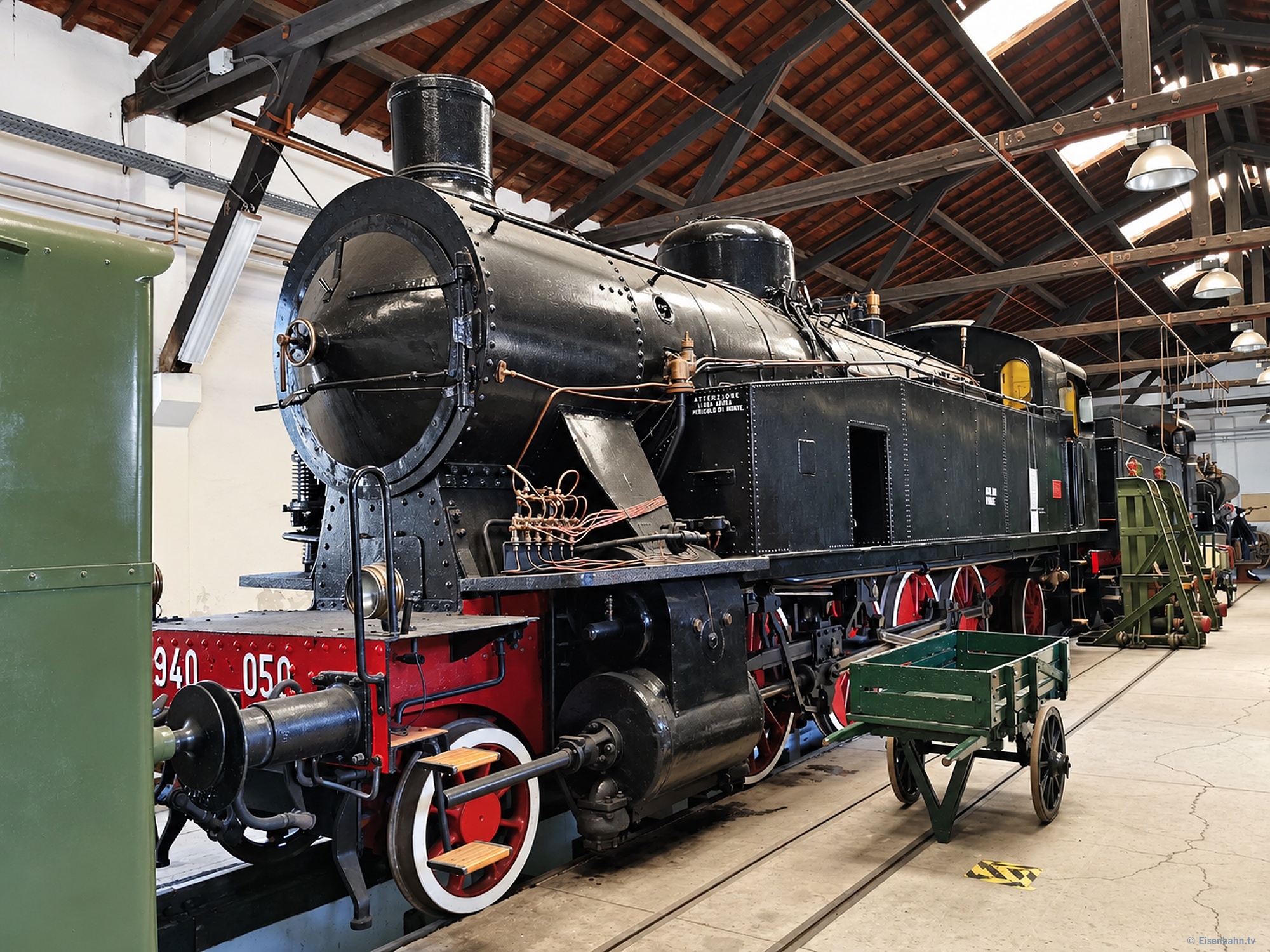 Die Tenderlokomotive 940.050 entstand 1922 bei den Officine Meccaniche Italiane in Reggio Emilia. Die vollständig erhaltene Maschine gehört heute zum festen Fahrzeugbestand des Museums in La Spezia.