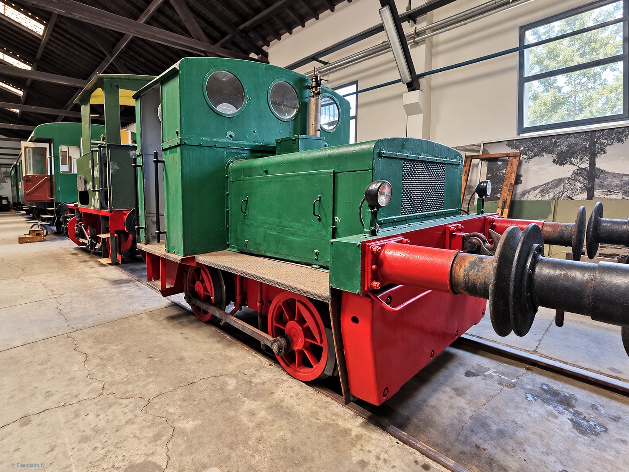 Die zweiachsige Deutz-Diesellokomotive mit der Fabriknummer 55438 wurde 1952 gebaut und gelangte nach Italien. Später arbeitete sie bei Italcementi in Borgo San Dalmazzo; seit 1994 gehört sie zum Bestand des Museums in La Spezia.
