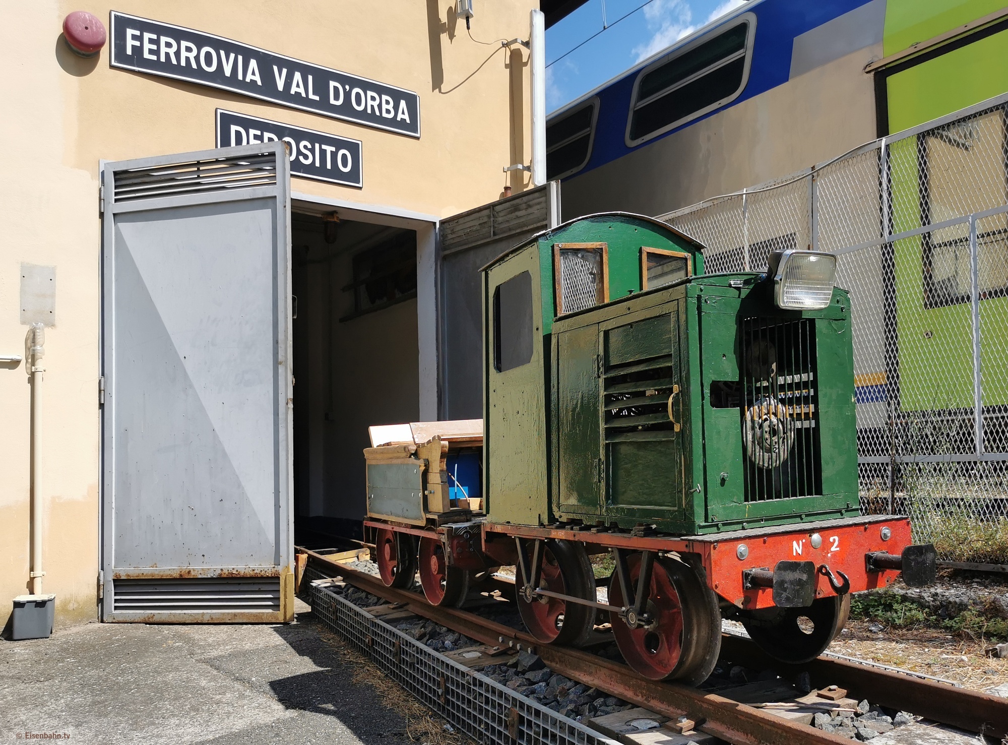 Auf dem Freigelände ergänzt eine kleine Besucherbahn die Ausstellung. Mit den vergleichsweise winzigen Fahrzeugen können Besucher einen Rundkurs über das Museumsgelände zurücklegen.