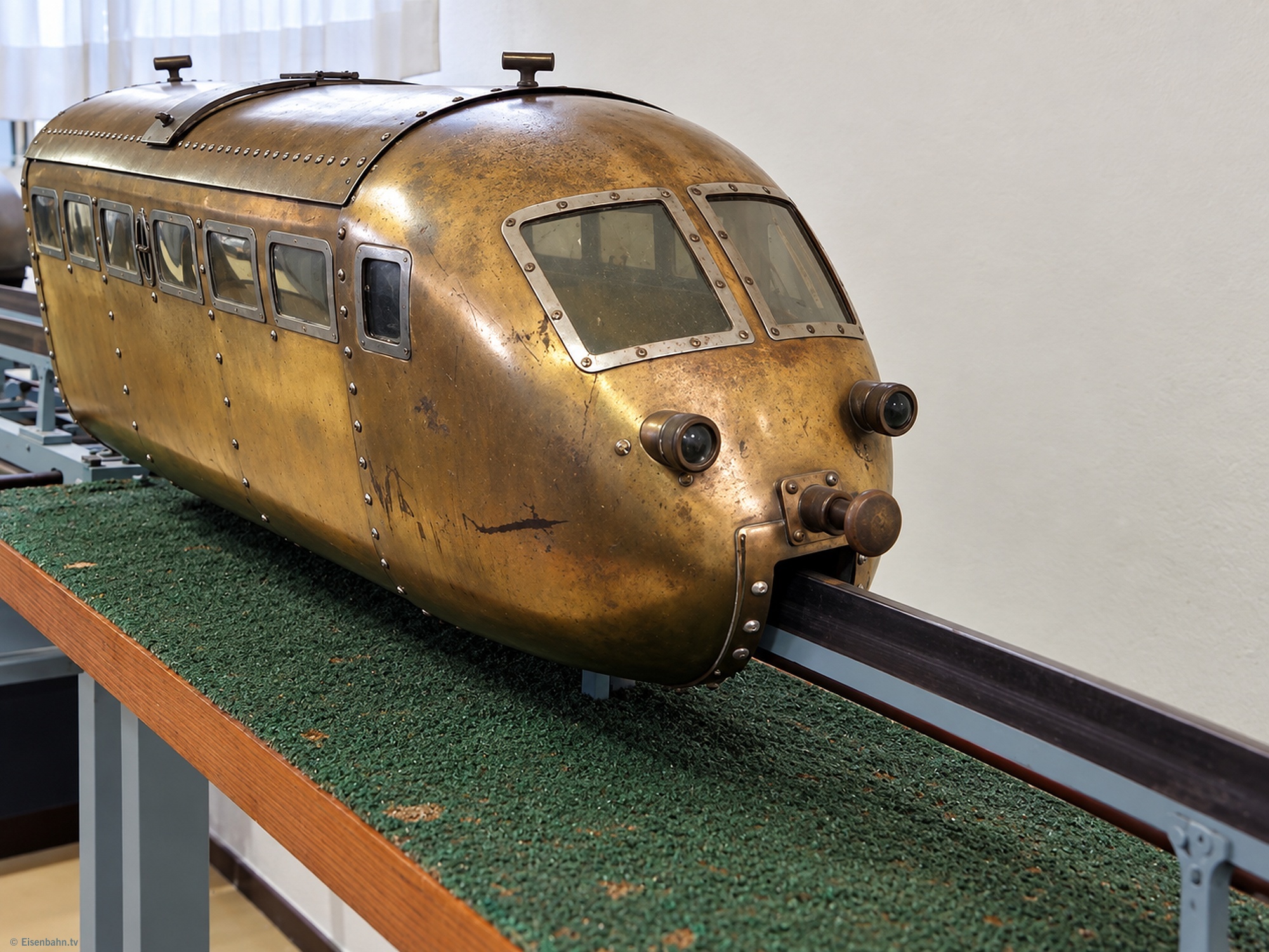 Eines der außergewöhnlichsten Stücke der Vinciguerra-Sammlung: die handgefertigte Einschienenbahn. Dante Vinciguerra baute seine großmaßstäblichen Metallmodelle Ende der 1940er und Anfang der 1950er Jahre; vielfach verwendete er dafür Material aus militärischen Restbeständen wie Messinghülsen. Die Einschienenbahn ist offenbar eine freie technische Konstruktion und keine maßstäbliche Nachbildung eines bekannten Vorbilds.
