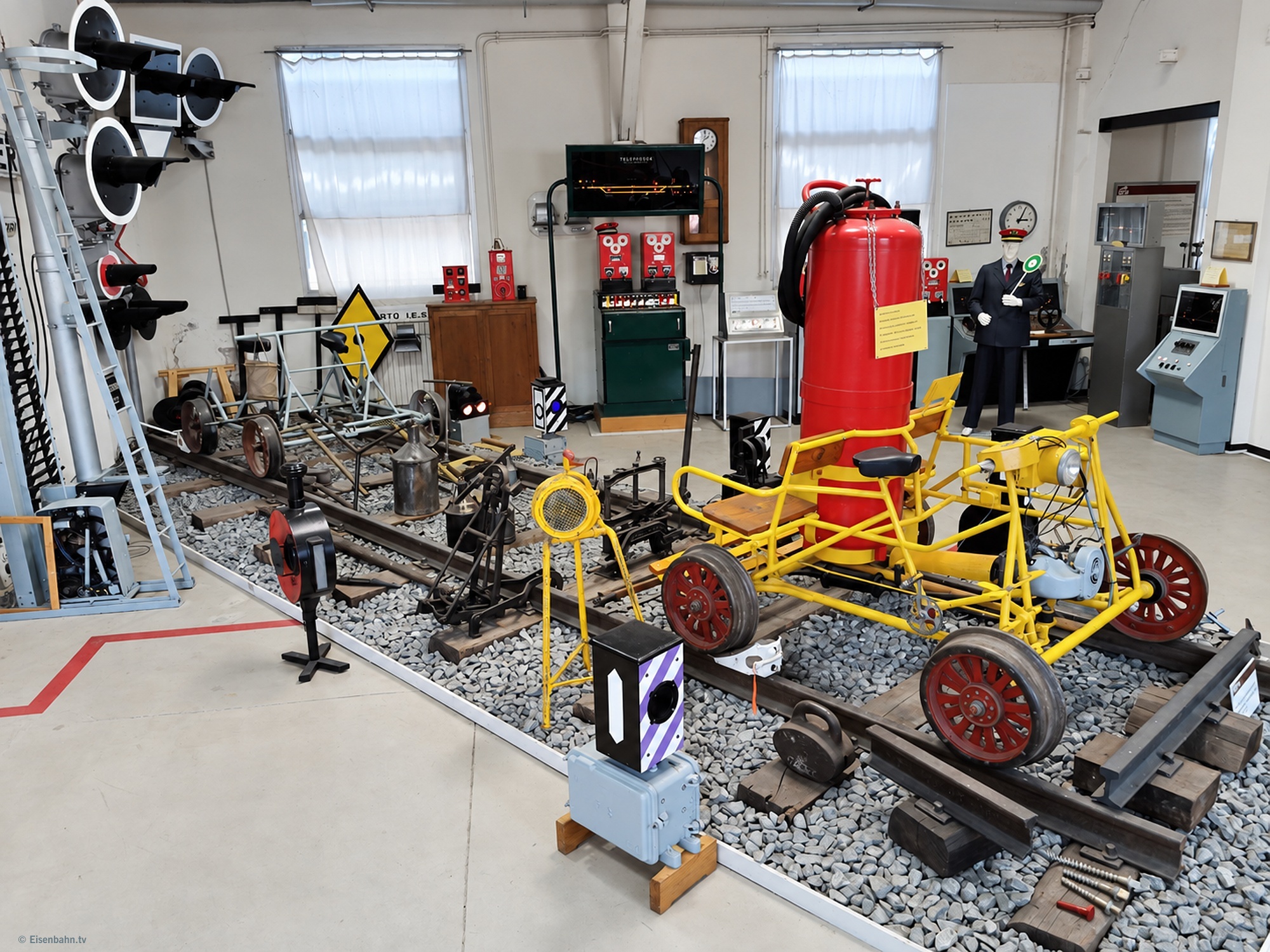Signaltechnik zum Anfassen: Das Museum zeigt nicht nur Signale und Gleisbauteile, sondern komplette historische Bedien- und Sicherungseinrichtungen. Ein Teil der Anlagen ist weiterhin funktionsfähig und kann vorgeführt werden.